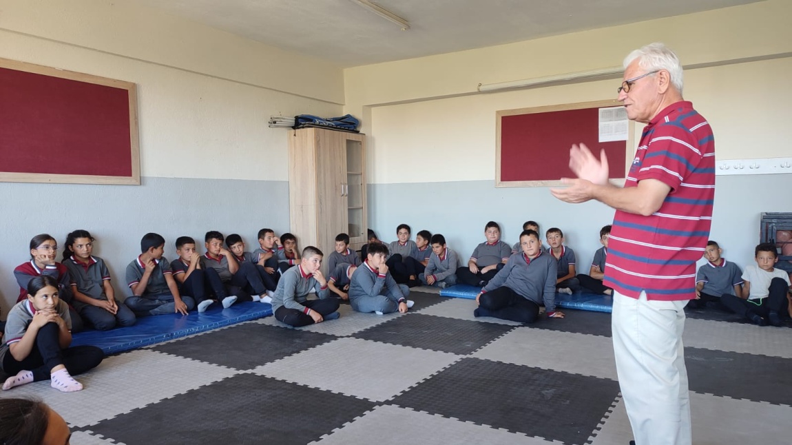 Özdemirci Ortaokulu Öğrencileri Eğitimci Yazar Mehmet Akdağoğlu ile Söyleşi Gerçekleştirdi.